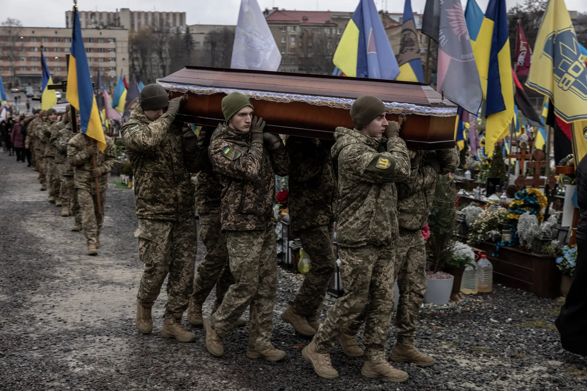 Українські військові несуть труну загиблого товариша в останніх боях на сході України.